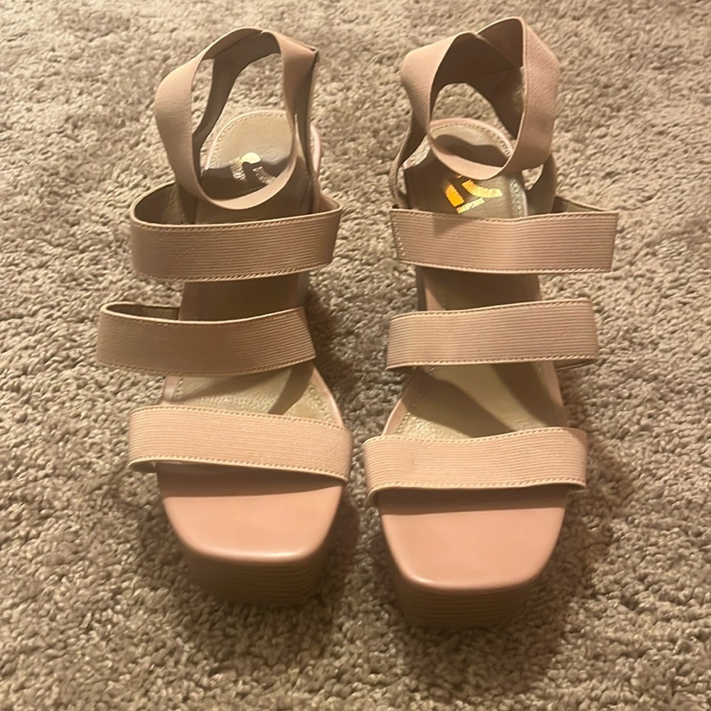 Excellent Used Condition Women’s Pink Wedge Sandals Size 9M- Worn twice.